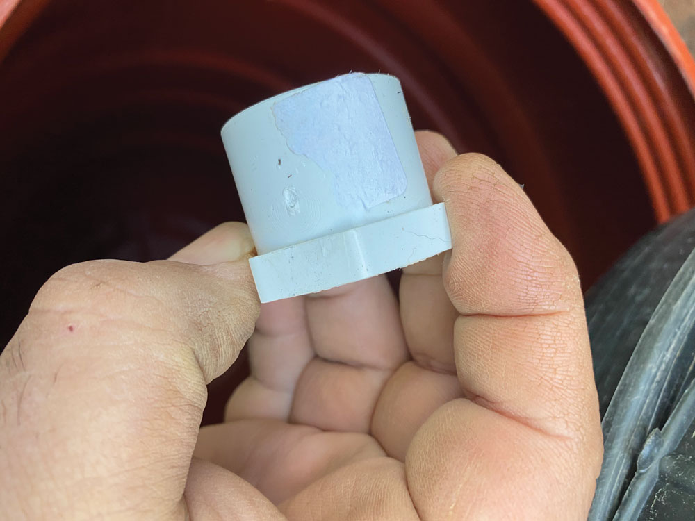 all'interno della canna, infilare il dado di plastica sul rubinetto thread fino a quando posti a sedere saldamente contro la superficie interna della canna.