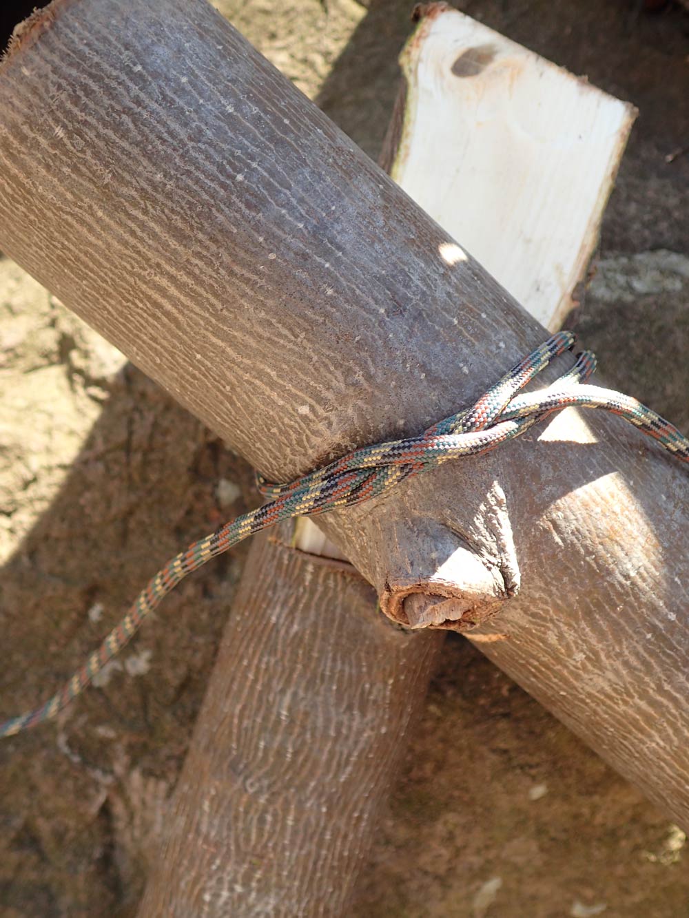 A constrictor knot binds the top two diagonal pieces.